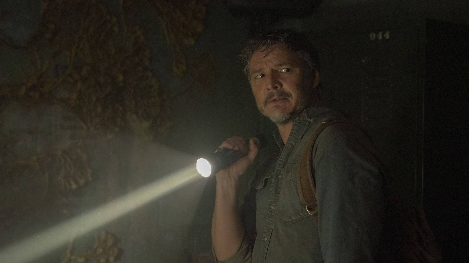 Joel e com lanterna